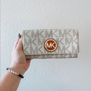 MICHAEL KORS • white wallet